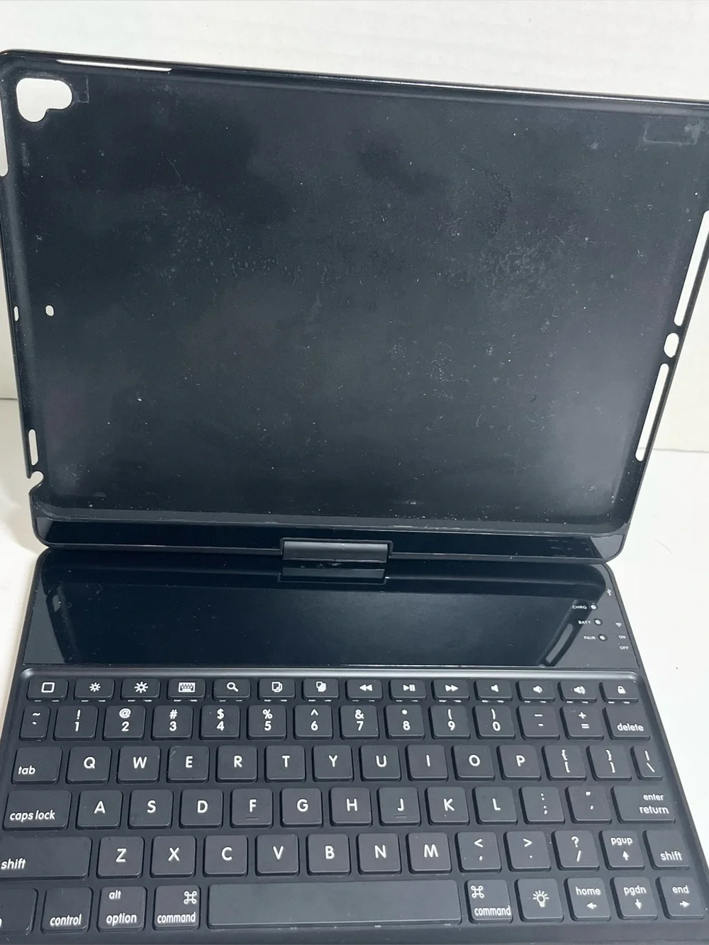 WIRELESS KEYBOARD FOR IPAD/NOT TESTED - NO CHARGER - ALSO CAN BE USED FOR PARTS